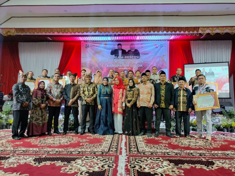 Foto bersama usai menerima penghargaan