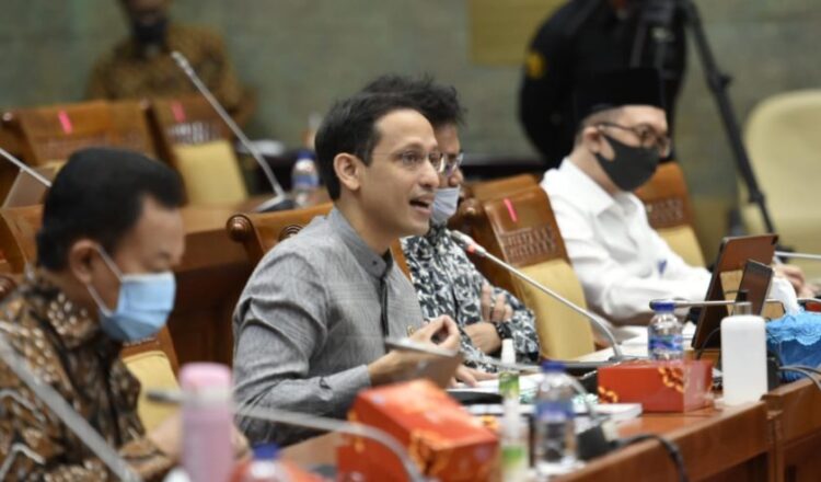 Komisi X DPR RI meminta Kemendikbud Ristek, untuk segera merampungkan sertifikasi bagi 1,6 juta guru sesuai dengan target pemerintah.