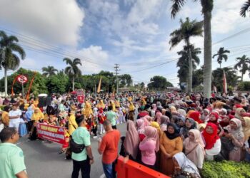 Pengunjung Pawai Alegoris di Kabupaten Agam Tumpah Ruah, Pedagang Ketiban Rezeki