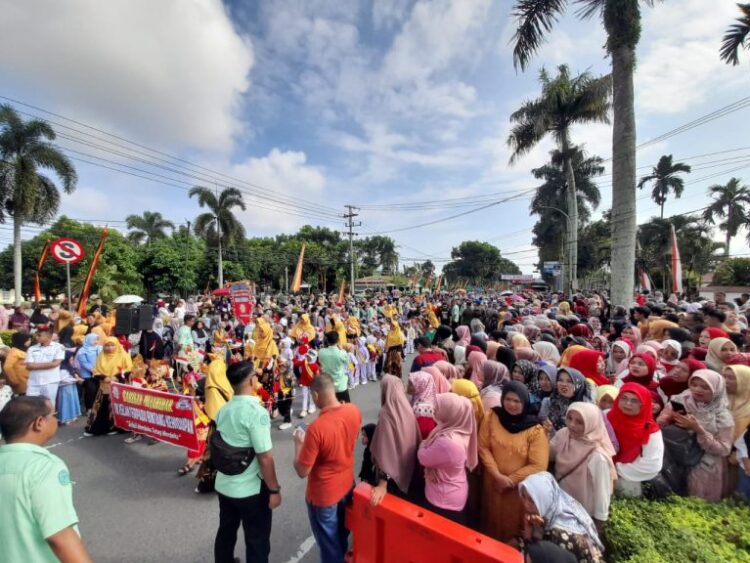 Pawai Alegoris di Agam, Senin (19/8) ramai pengunjung. DEPITRIADI