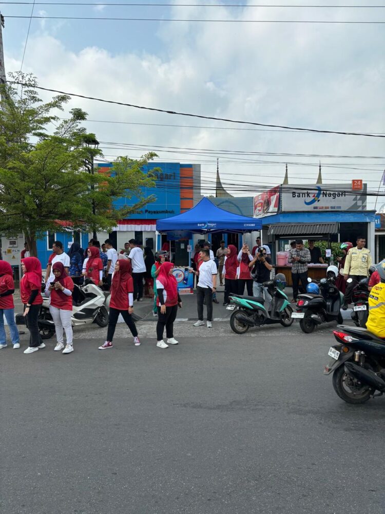 Suasana saat berlangsungnya kegiatan ‘Jajan Merdeka’, di halaman Bank Nagari Cabang Syariah Payakumbuh, Sabtu (17/8). IST