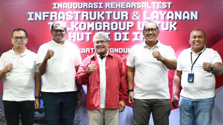 Direktur Network & IT Solution Telkom Herlan Wijanarko (tengah), Executive Vice President Telkom Regional IV Area Kalimantan Rachmad Dwi Hartanto (kedua dari kanan), VP Network/IT Strategy, Technology, & Architecture yang juga sebagai Kepala Satgas TelkomGroup untuk IKN Ermono Liman Prabowo (paling kiri), Direktur Planning & Operations PT Telkom Infrastruktur Indonesia (TIF) Suharyoto, (kedua dari kiri), dan Executive Vice President Territory 4 TIF I Komang Widnyana Karang saat rehearsal test untuk memastikan kesiapan infrastruktur dan layanan telekomunikasi untuk dukungan HUT RI di IKN berjalan dengan baik, berlokasi di Bandung, (10/8). IST