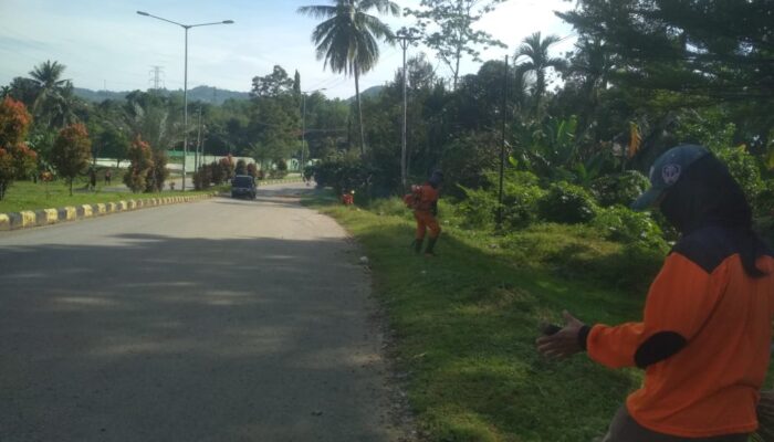DLH Kota Solok Optimalkan Pembersihan Jalan Lingkar Utara