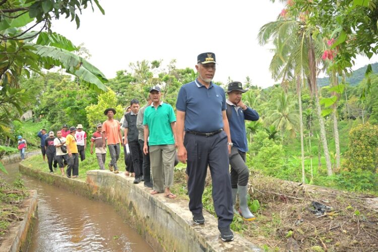 Gubernur Sumbar, Mahyeldi Ansharullah meninjau proses perbaikan jalan Simpang Payo, Sumani serta perbaikan jaringan irigasi di Nagari Jawi-Jawi, beberapa waktu lalu. IST