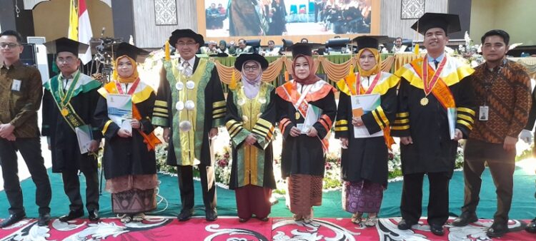 Rektor UIN Bukittinggi didampingi Wakil Rektor III foto bersama dengan para wisudawan terbaik di Gedung Student Center, Rabu (18/9). YURSIL