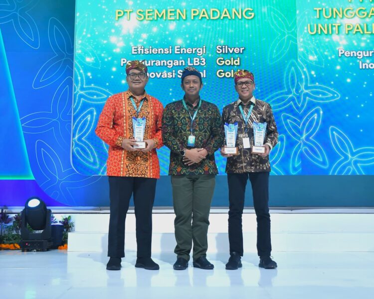 PT Semen Padang berhasil meraih tiga penghargaan masing-masing dua Gold dan satu Silver, pada ajang Environmental and Social Innovation Awards (ENSIA) 2024 yang diserahkan pada puncak acara ENSIA 2024 di Bali, Rabu (31/7). IST