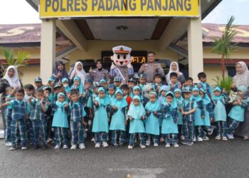 Tumbuhkan Kecintaan Terhadap Polisi, TK-KB Smart Kids Field Trip ke Polres Padang Panjang