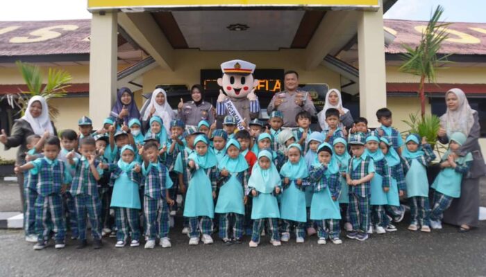 Tumbuhkan Kecintaan Terhadap Polisi, TK-KB Smart Kids Field Trip ke Polres Padang Panjang