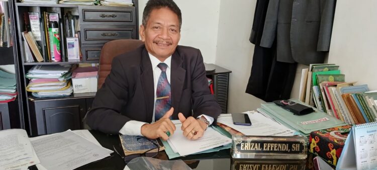 Penasehat Hukum dari terpidana Davitson yaitu Erizal Efendi, SH MH saat memberikan keterangan, Kamis (12/9) di kantornya. WINDA