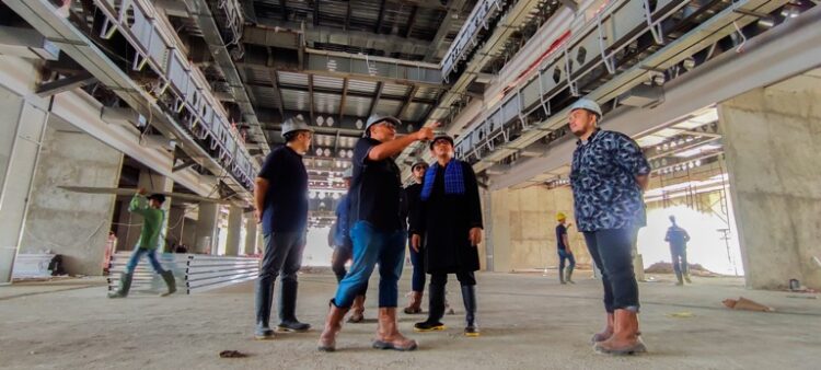 H. Basrizal Koto bersama Hendri Septa dan rombongan meninjau lokasi pembangunan Basko City Mall, Kamis (5/9). Mall terbesar di Sumatera itu ditargetkan rampung menjelang Lebaran 2025. IRHAM