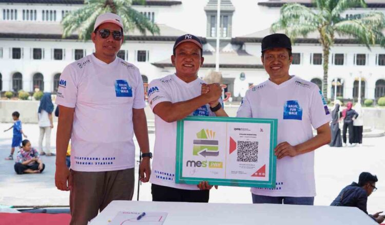 Direktur Utama Finnet Rakhmad Tunggal Afifuddin (Kiri), Sekretaris Umum MES Jabar Dr. Muhammad Hasanuddin, M.Ag (Tengah), Ketua Umum MES Jabar Drs. Harry Maksum, M.H (Kanan) pada penandatanganan Nota Kesepahaman (MoU) dengan Masyarakat Ekonomi Syariah (MES) Jawa Barat untuk mempercepat digitalisasi Usaha Mikro, Kecil, dan Menengah (UMKM) melalui penggunaan layanan QRIS pada, Minggu (8/9).