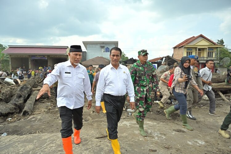 Gubernur Sumbar, Mahyeldi Ansharullah mendampingi Menteri Pertanian RI, Amran Sulaiman meninjau lokasi bencana banjir lahar dingin Gunung Marapi di Nagari Bukik Batabuah, Kecamatan Canduang, Kabupaten Agam, beberapa waktu lalu. IST