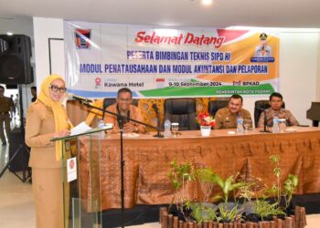 Asisten Administrasi Umum Pemko Padang, Corri Saidan saat membuka bimtek tentang SIPD RI di Kawana Hotel, Senin (9/9). IST