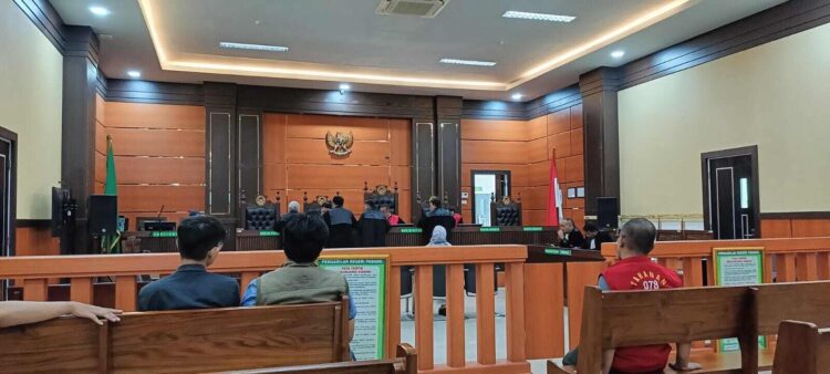 SUASANA SIDANG - Persidangan yang digelar di Pengadilan Negeri (PN) Padang, Senin (23/9) dengan agenda pledoi. WINDA