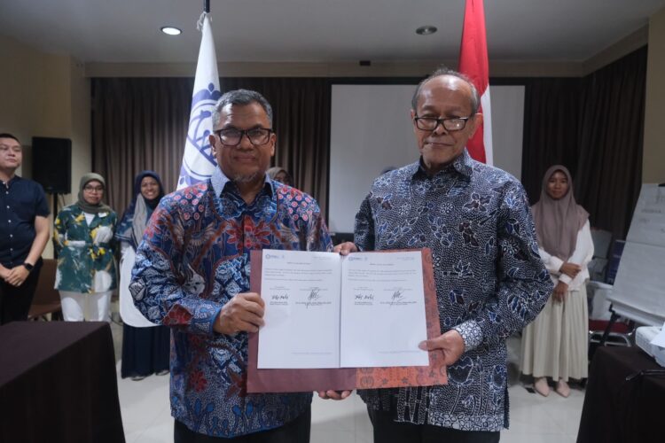 Pengurus Pusat PKBI, Ichsan Malik resmi mengukuhkan dr Aladin sebagai Ketua Pengurus PKBI Sumbar periode 2024-2027. RAMADHANA
