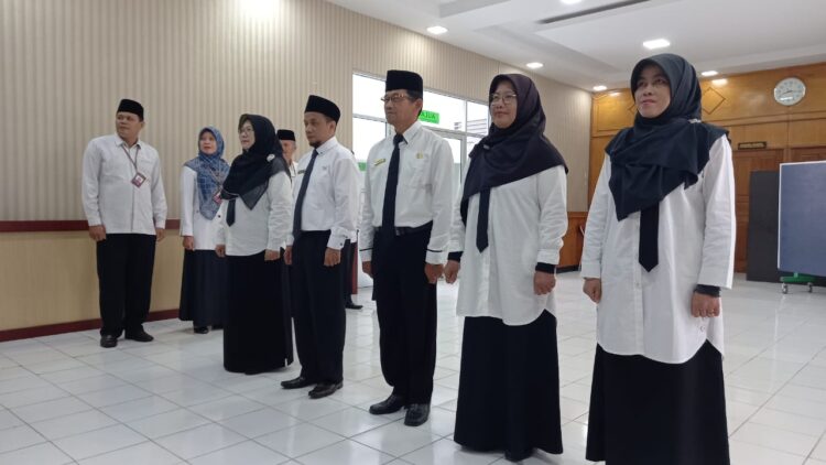 Lima ASN Kantor Kemenag Bukittinggi mengikuti pelantikan dan pengukuhan jabatan fungsional yang diadakan Kemenag RI, Selasa (10/9). IST