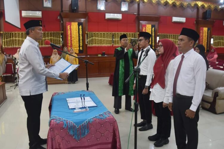 Prosesi pelantikan tiga penjabat eselon III dan 71 Fungsional Guru PPPK. IST

 