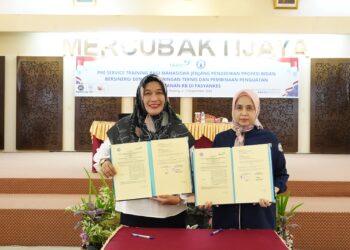 Ket. Foto : Kepala Perwakilan BKKBN Provinsi Sumatera Barat, Fatmawati melakukan penandatanganan MOU kerjasama dengan Rektor Universitas Mercubaktijaya Padang, Ises Reni. 