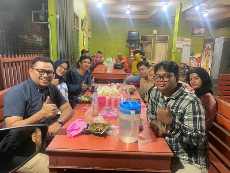 Cawako Padang Dr M Iqbal, di antara mahasiswa Fakultas Hukum Unand dan mahasiswi asal Thailand, usai menikmati sate di kawasan Kalumbuk, Senin (2/9) malam. IST