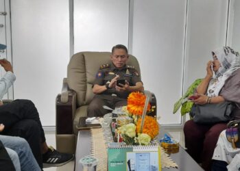 Kasat Pol. PP Kota Bukittinggi, Joni Feri ketika memberikan keterangan kepada sejumlah wartawan di ruang kerjanya, Selasa (3/9). YURSIL