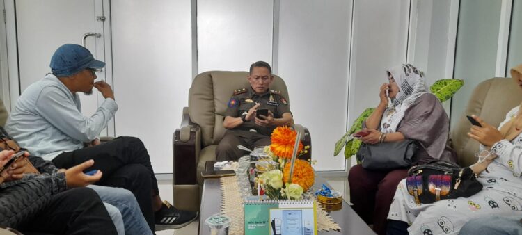 Kasat Pol. PP Kota Bukittinggi, Joni Feri ketika memberikan keterangan kepada sejumlah wartawan di ruang kerjanya, Selasa (3/9). YURSIL