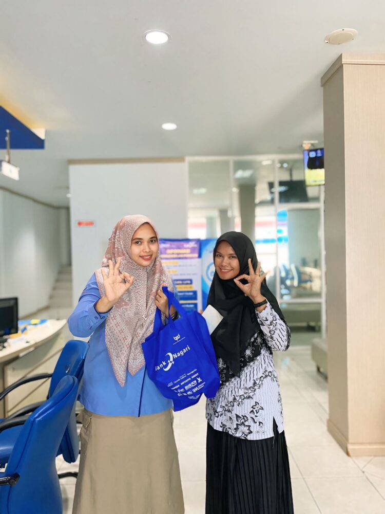 Salah seorang nasabah Bank Nagari Cabang Syariah Padang, bahagia mendapatkan merchandize pada Harpelnas, Rabu (4/9). IST