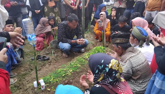 Isak Tangis Iringi Pemakaman Jasad Gadis Penjual Gorengan di Padang Pariaman