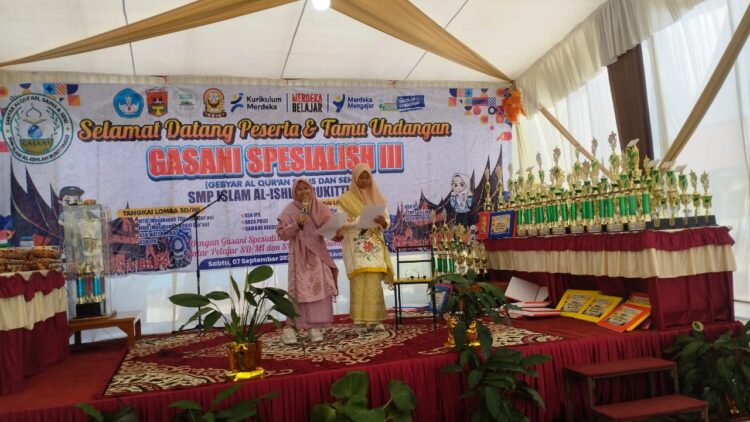Penampilan siswa SMP Islam Al Ishlah dalam acara pembukaan Gasani Spesialish III di sekolah tersebut, Sabtu(7/9).wetrizon
