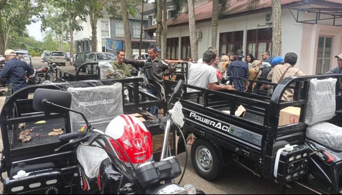 Kelompok Tani Terima Bantuan Alsintan