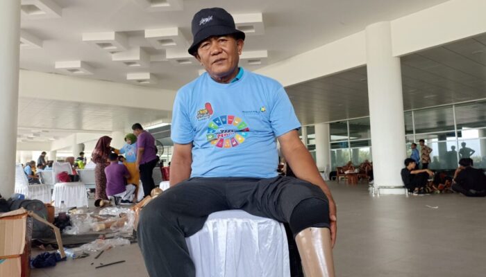 Bahagianya Hasril Dapat Kaki Palsu