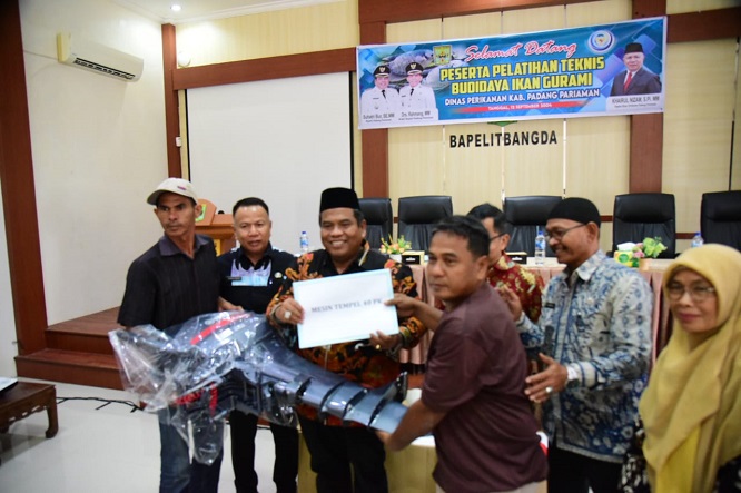 Pemerintah Kabupaten atau Pemkab Padang Pariaman kembali menyalurkan bantuan nelayan berupa alat mesin tempel.