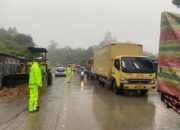 Polres Solok Arosuka Evakuasi Material Longsor di Batas Kota