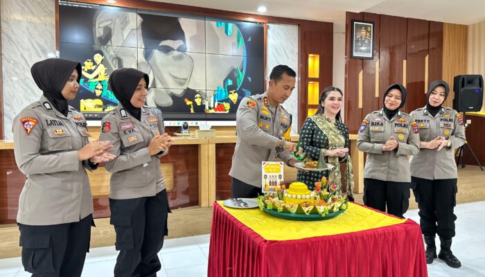 Rayakan HUT Polwan ke-76, Kapolres Solsel : Tidak Ada Perbedaan, Terus Tingkatkan Kemampuan Dalam Bertugas