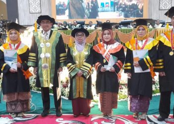 WISUDA PERDANA S3 - Dr. Yasmansah, M. Pd bersama dengan Rektor dan Wakil Rektor III UIN Bukittinggi foto bersama dengan wisudawan terbaik di Gedung Student Center UIN Bukittinggi Kubang Putiah, Rabu (18/9). YURSIL.