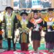 WISUDA PERDANA S3 - Dr. Yasmansah, M. Pd bersama dengan Rektor dan Wakil Rektor III UIN Bukittinggi foto bersama dengan wisudawan terbaik di Gedung Student Center UIN Bukittinggi Kubang Putiah, Rabu (18/9). YURSIL.
