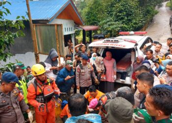 Peristiwa longsor lubang tambang emas di Nagari Sungai Abu, Kabupaten Solok lalu menambah daftar panjang bencana ekologi