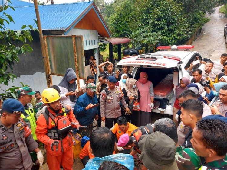 Peristiwa longsor lubang tambang emas di Nagari Sungai Abu, Kabupaten Solok lalu menambah daftar panjang bencana ekologi