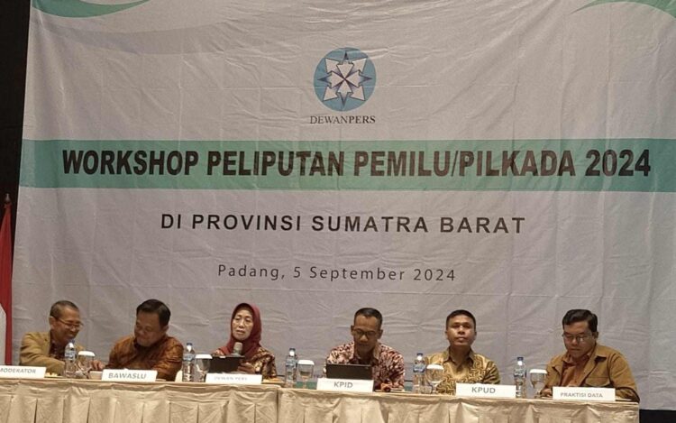 Ketua Dewan Pers Ninik Rahayu didampingi Komisioner KPUD Sumbar, Bawaslu dan Ketua KPID Sumbar saat membuka Workshop Peliputan Pemilu-Pilkada 2024 di Padang, Kamis (5/8).