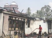 Diduga Arus Pendek, Dua Unit Rumah Dinas di Nagari Muaro Sijunjung Ludes Dilahap Api