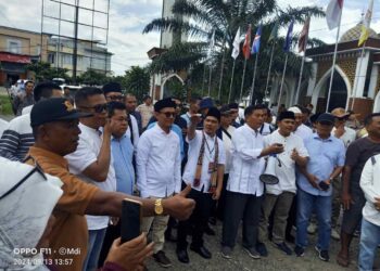 Pasangan Adi Gunawan dan Romi Siska Putra sehabis menyerahkan berkas pendaftaran Bapaslon di KPU Dharmasraya. MARYADI