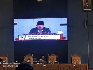 Pimpinan DPRD/ Wakil Ketua DPRD Ade Sudarman saat menutup Rapat Paripurna DPRD. MARYADI