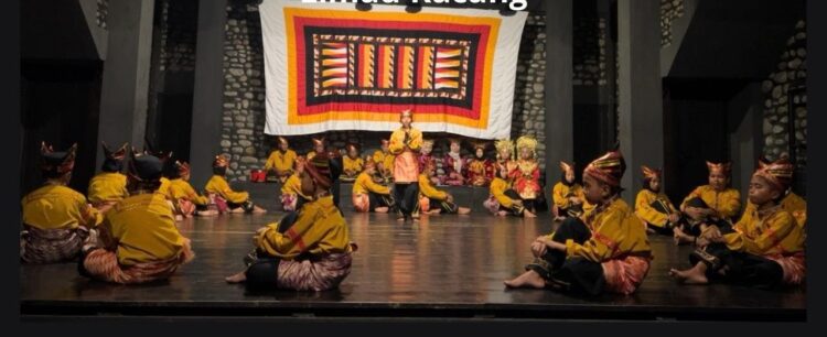 Kaba “Limau Kacang” dimainkan oleh Sanggar Seni Bakuriang Jaya melalui pertunjukan seni Randai tradisional di Gedung Manti Menuik, Ladang Tari Nan Jombang, Padang, beberapa waktu lalu. IST