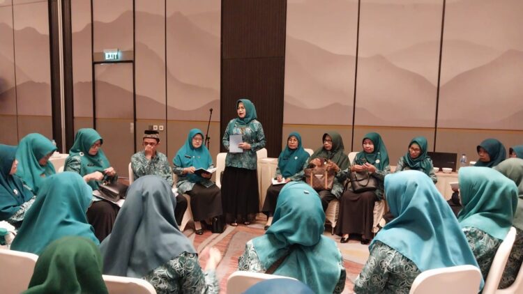 Pengurus PKK se-Kota Padang dibekali Bimbingan Teknis di salah satu hotel, Selasa (17/9). Bimtek secara resmi dibuka oleh Ketua TP- PKK Sumatra Barat, Harneli Mahyeldi. IST