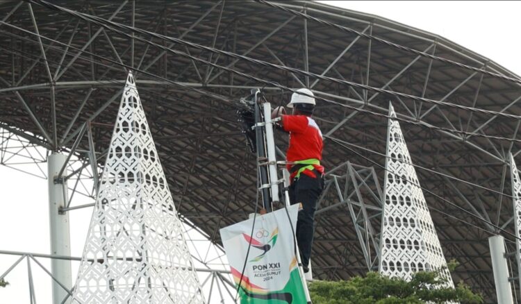 Petugas lapangan TelkomGroup menyiapkan infrastruktur telekomunikasi di salah satu lokasi pertandingan Pekan Olahraga Nasional (PON) XXI Aceh-Sumut 2024 di Banda Aceh pada beberapa waktu lalu. IST