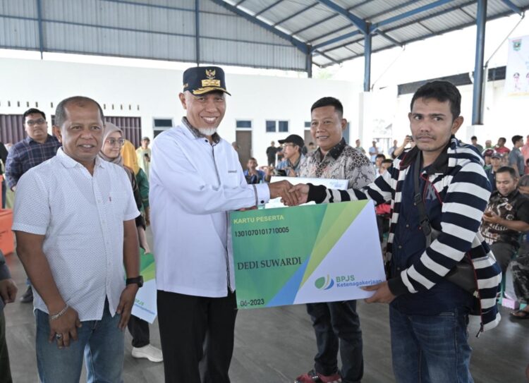 Gubernur Sumbar, Mahyeldi Ansharullah menyerahkan secara simbolis program asuransi jiwa BPJS Ketenagakerjaan dari Pemprov Sumbar bagi nelayan, beberapa waktu lalu. IST