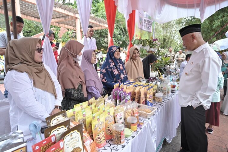 Gubernur Sumbar, Mahyeldi Ansharullah berinteraksi dengan pelaku UMKM Sumbar. Lewat SumbarPreneur, Pemprov Sumbar berhasil menciptakan 100 ribu lebih wirausahawan baru. IST
