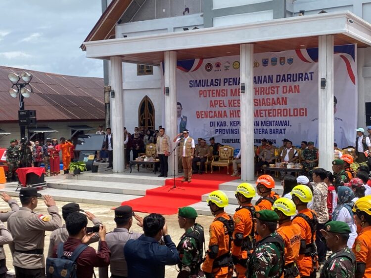 Peluncuran Program Tujuh Si Meinan Ta oleh Kepala BNPB, Letjen TNI Suharyanto serta Simulasi Penanganan Darurat Potensi Megathrust dan Apel Kesiapsiagaan Bencana Hidrometeorologi di Halaman Gereja Viniel, Desa Tuapejat, Kecamatan Sipora Utara, Kamis (5/9). IST