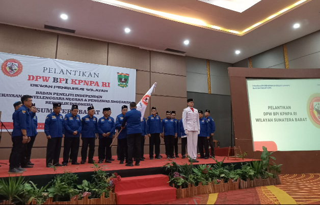Pelantikan pengurus DPW BPI KPNPA Sumbar oleh pengurus pusat di Hotel Truntum Padang, Rabu (11/9). KIKI NOFRIJUM
