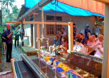 PT Semen Padang Serahkan Bantuan Alat Tenun ke Dolas Songket