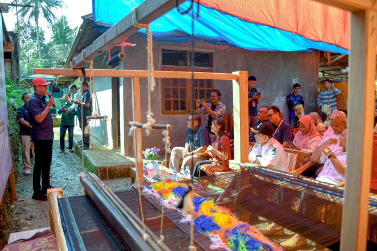Direktur Utama  PT Semen Padang Indrieffouny Indra memberikan sambutan di penenun Dolas Songket di Dusun Guguak Palam, Desa Lunto Timur, Kecamatan Lembah Segar, Kota Sawahlunto, Rabu (3/7) pagi. IST
